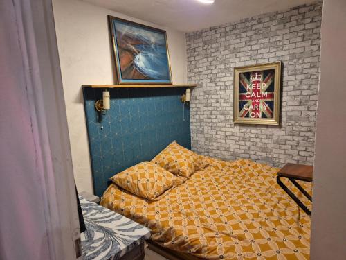 - une petite chambre avec un lit et un mur dans l'établissement LE COCON, à Scherwiller