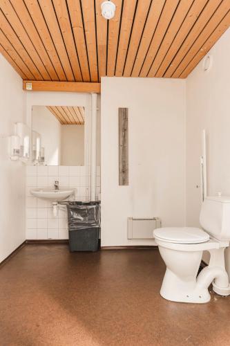 a bathroom with a toilet and a sink at Ljøratunet Storhytte in Ljørdalen