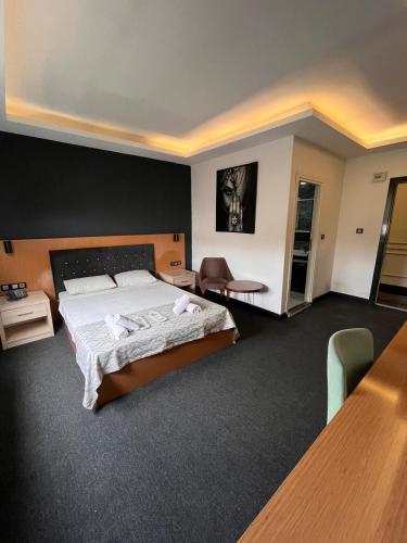 a hotel room with a bed and a table and chairs at Samsun Osmanlı Otel in Samsun