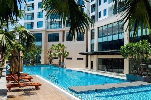 une piscine devant un bâtiment dans l'établissement Homestay Sapphire Hạ Long, à Hạ Long