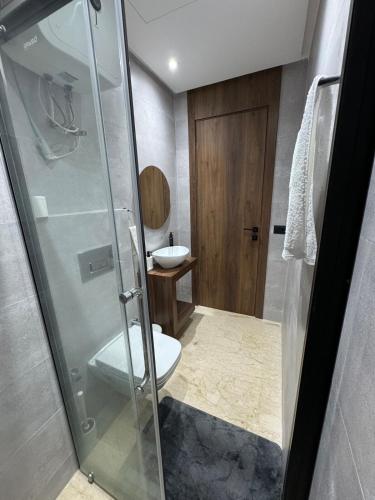 Ένα μπάνιο στο Beautiful apartment with a terrace