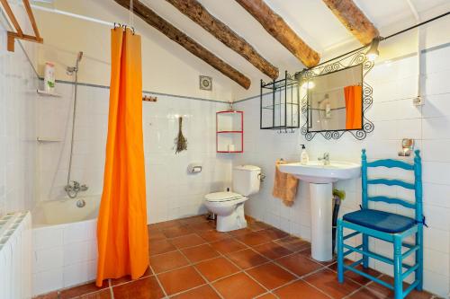 une salle de bain avec un lavabo, des toilettes et une baignoire dans l'établissement Masia Caltiku, à El Pla de Manlleu