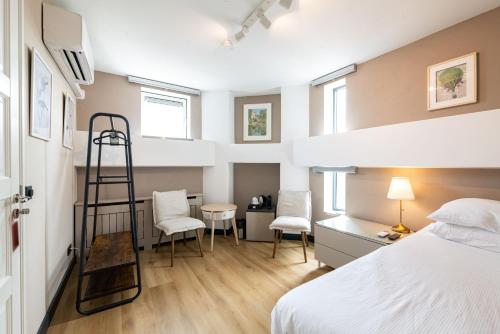 a bedroom with a bed and a ladder and a desk at B&B De Tulpentoren in Roelofarendsveen