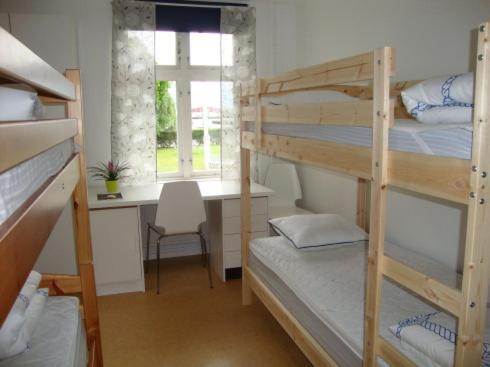 Postel nebo postele na pokoji v ubytování Kalmar Sjömanshem