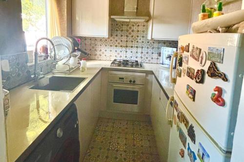 Dapur atau dapur kecil di 2-Bed House Sleeps 4 Garden 10 mins to Anfield