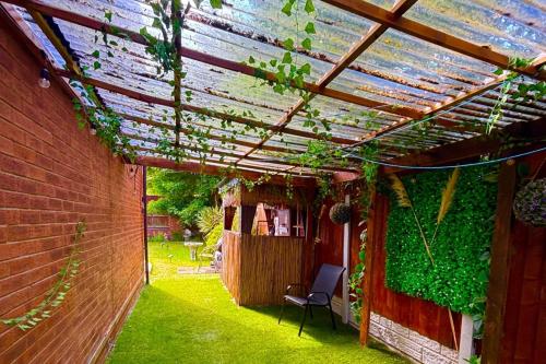 Taman di luar 2-Bed House Sleeps 4 Garden 10 mins to Anfield