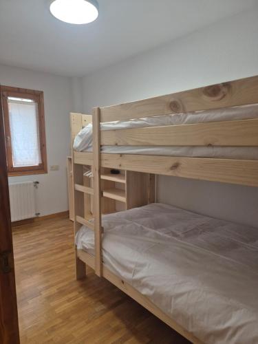 a bedroom with two bunk beds in a room at Apartamento Uxín in Isaba