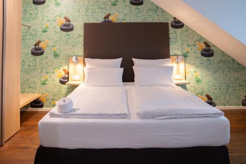 Una cama o camas en una habitación de Grimms Hotel Hanau