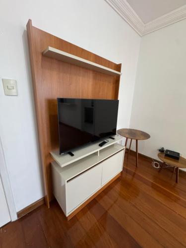 Refúgio moderno próximo a Pelincaにあるテレビまたはエンターテインメントセンター