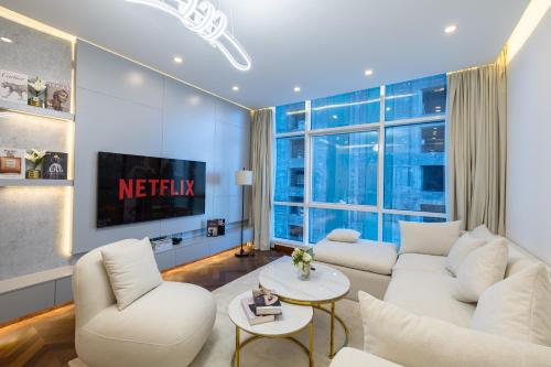 Modern 1BR with High Floor Near Mall & Tram