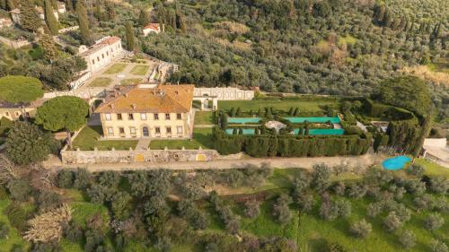 una vista aérea de una mansión en las montañas en Nettuno Gamberaia Apartments, en Settignano
