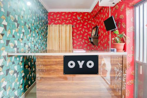 Hotel O AADITYA COMFORTS BOARDING & LODGINGにあるテレビまたはエンターテインメントセンター