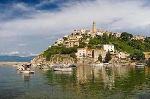 a group of boats in a body of water at Garten House in Kornić