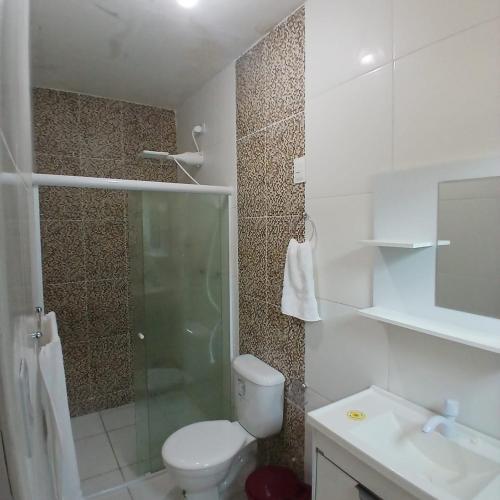 a bathroom with a toilet and a shower and a sink at Aconchegante Casa em Gravatá - Casa 10 in Gravatá
