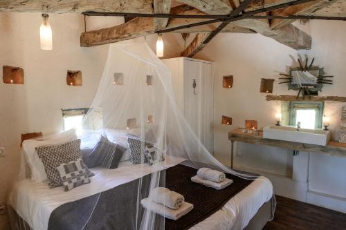 En eller flere senge i et værelse på Romantic Dovecot near Saint Germain de Belvès