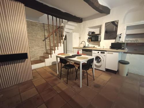 Mollans-sur-OuvèzeにあるVillette à Mollans chez Aude & Yoの部屋にテーブルと椅子のあるキッチン