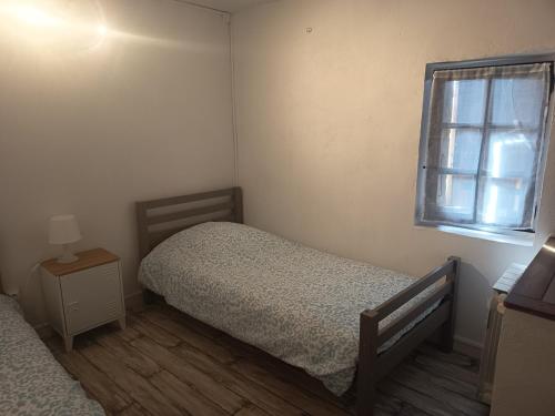 a small bedroom with a bed and a window at Villette à Mollans chez Aude & Yo in Mollans-sur-Ouvèze