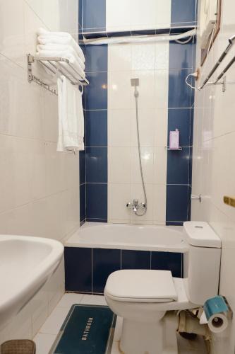 Ένα μπάνιο στο Ekadolli Nubian house- by kerma hospitality