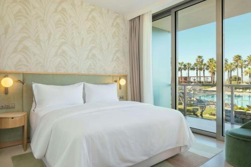 เตียงในห้องที่ The Westin Salgados Beach Resort, Algarve
