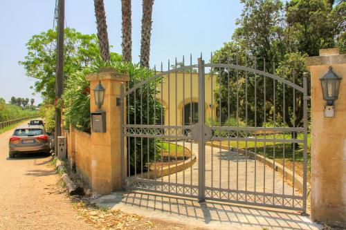 a gate to a driveway with a house behind it at Villa Vittoria in Fontanelle