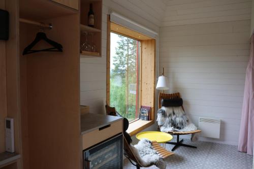 una cucina con finestra, tavolo e sedie di Treehotel a Harads