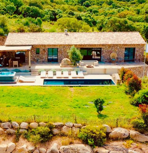 une vue aérienne d'une maison avec une cour dans l'établissement Domaine Aria di Terra*****, à Figari