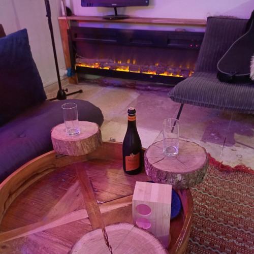 une bouteille de vin posée sur une table avec deux verres dans l'établissement Bohème dans le 5e, à Paris