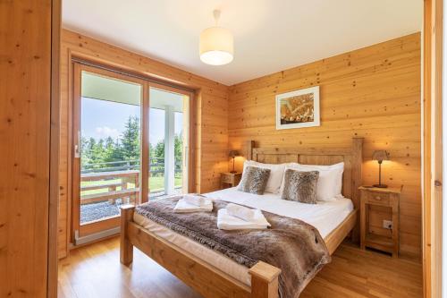 Una cama o camas en una habitación de Ann LANDSCAPED & LUXE chalet 8 pers by Alpvision Résidences