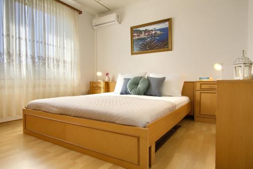 a bedroom with a bed and a window at Olea House in Lukoran