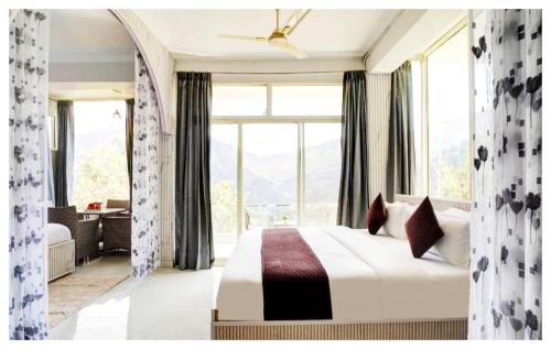 Postel nebo postele na pokoji v ubytování Boost Go Resort Peach-wood Nainital
