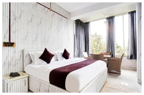 Postel nebo postele na pokoji v ubytování Boost Go Resort Peach-wood Nainital