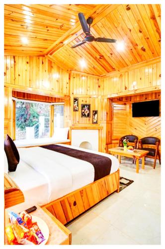 TV a/nebo společenská místnost v ubytování Boost Go Resort Peach-wood Nainital