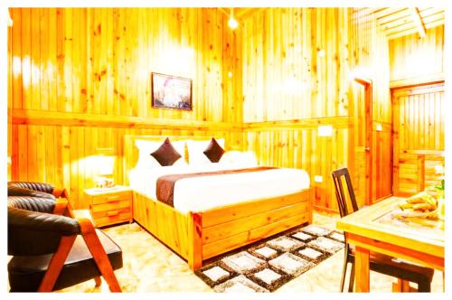 Postel nebo postele na pokoji v ubytování Boost Go Resort Peach-wood Nainital