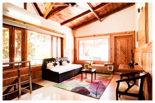 Postel nebo postele na pokoji v ubytování Boost Go Resort Peach-wood Nainital