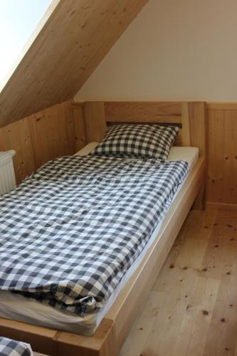Postel nebo postele na pokoji v ubytování Roubenka Lučany