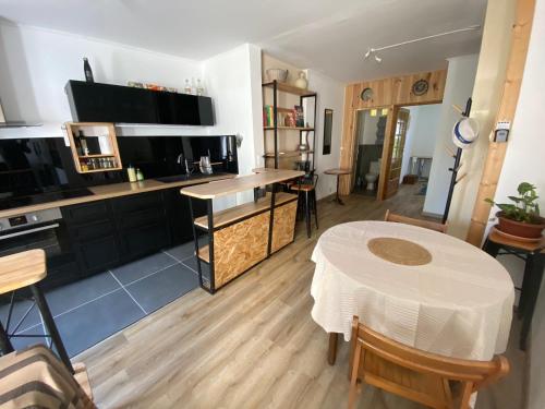 Η κουζίνα ή μικρή κουζίνα στο appartement de village avec terrasse