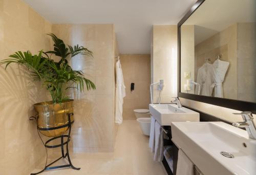Koupelna v ubytování Mövenpick Resort Petra