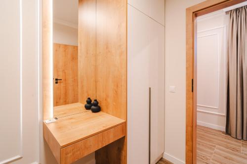 baño con encimera de madera y espejo en Cometei Residence Apartments 2, en Cluj-Napoca