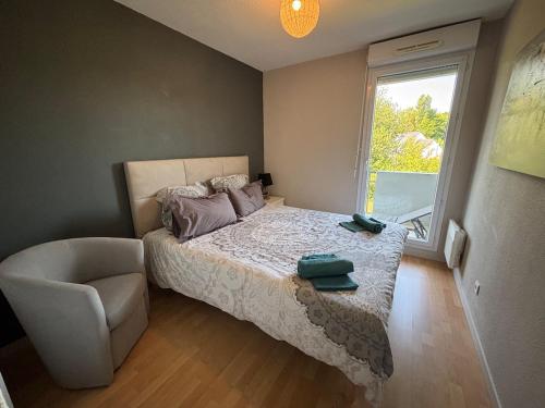 Un pat sau paturi într-o cameră la appartement en résidence privée avec piscine