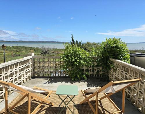 Maison bleu avec vue mer, étang & Pyrénées