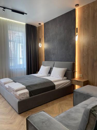 una camera da letto con un letto grande e una grande finestra di Фурманська, 3 (центр) a Lviv