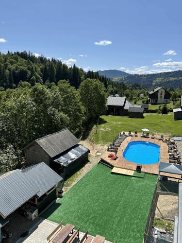 eine Luftansicht auf einen Hinterhof mit einem Pool in der Unterkunft D&T Hotel in Ilʼtsya Dolishna