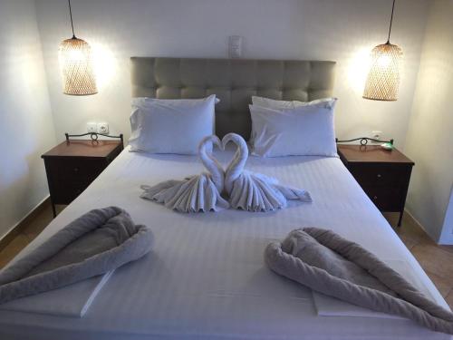 Postel nebo postele na pokoji v ubytování Acti Plaka Hotel