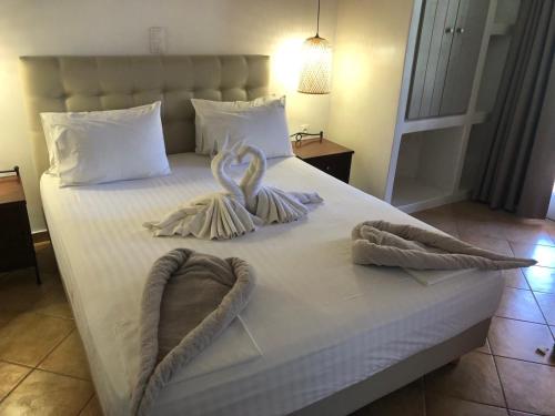 Postel nebo postele na pokoji v ubytování Acti Plaka Hotel