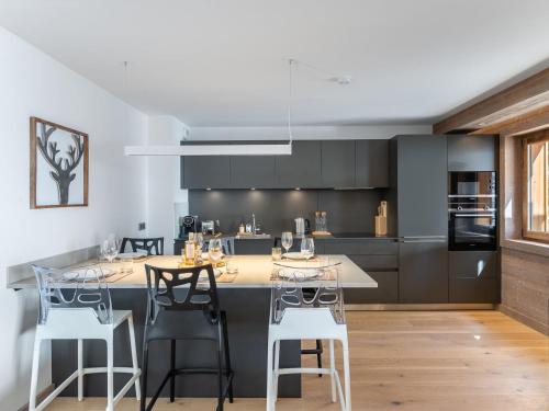 une cuisine avec un grand îlot et des tabourets de bar dans l'établissement Appartement de Standing à Megève, 5 Min des Pistes, Sauna, Hammam, Parking, Animaux Acceptés - FR-1-569-52, à Megève