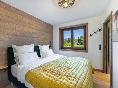 une chambre avec un grand lit et une fenêtre dans l'établissement Appartement de Standing à Megève, 5 Min des Pistes, Sauna, Hammam, Parking, Animaux Acceptés - FR-1-569-52, à Megève