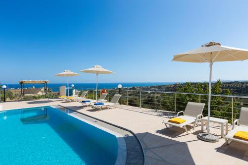 Πισίνα στο ή κοντά στο Diamantis Villa, Serene Oasis with SeaViews, By ThinkVilla
