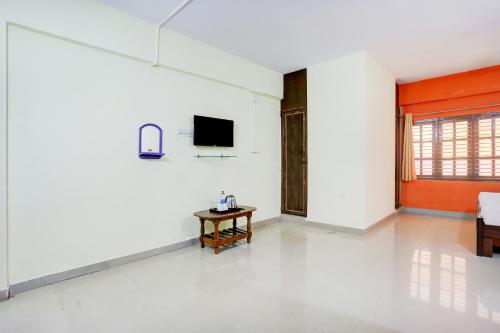 Hotel O AADITYA COMFORTS BOARDING & LODGINGにあるテレビまたはエンターテインメントセンター