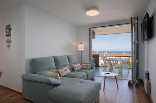 Apartament gran amb vistes al mar, piscina i pàrquing