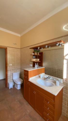 Ένα μπάνιο στο Bamboo Room with mountain views and lots of natural light